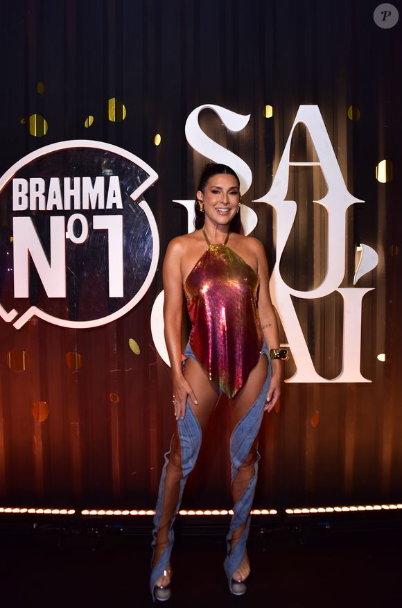 Fernanda Paes Leme combinou rosa metalizado e peça em jeans com recorte ousado na Sapucaí