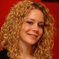 Rocío Barrio, especialista em cabelos cacheados: 'Para evitar o famoso 'ninho de pássaros', ao fazer o 'scrunch', vire a cabeça para os lados para modelar as laterais e para baixo para dar forma à parte da frente e de trás'