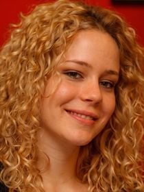Rocío Barrio, especialista em cabelos cacheados: 'Para evitar o famoso 'ninho de pássaros', ao fazer o 'scrunch', vire a cabeça para os lados para modelar as laterais e para baixo para dar forma à parte da frente e de trás'
