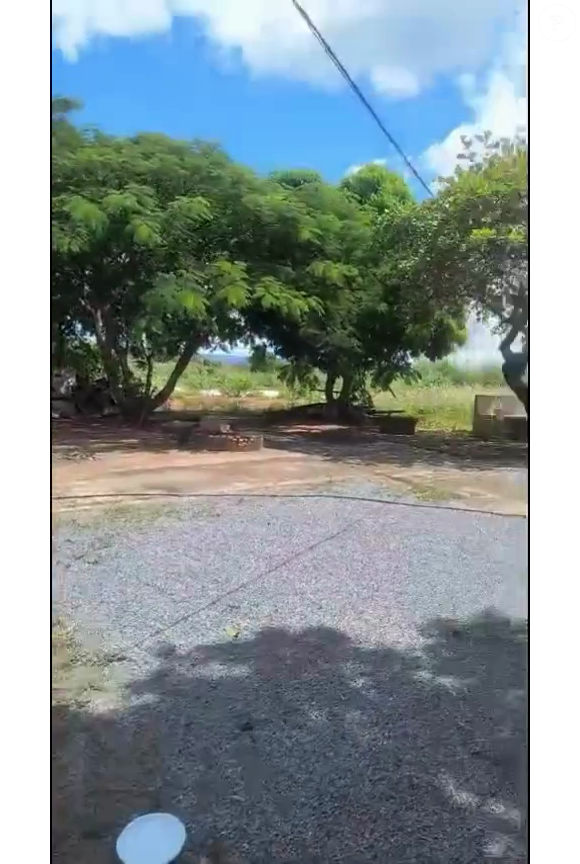 Casa de Chaiany também conta com uma área de lazer espaçosa, com diversas árvores