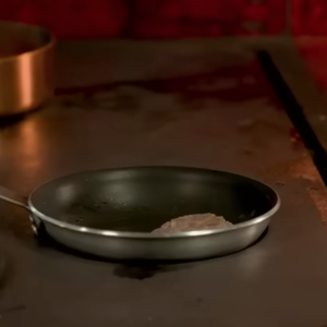 Grelhe a carne de ambos os lados até que fiquem no seu ponto desejado e, enquanto isso, também grelhe o pão sem miolo