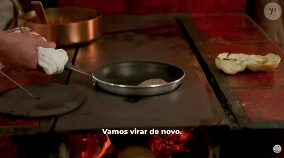 Grelhe a carne de ambos os lados até que fiquem no seu ponto desejado e, enquanto isso, também grelhe o pão sem miolo