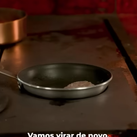 Grelhe a carne de ambos os lados até que fiquem no seu ponto desejado e, enquanto isso, também grelhe o pão sem miolo