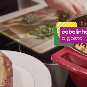 Júlio Rocha gost de rechear com frango cremoso, mas fique à vontade para preparar o recheio do seu gosto
