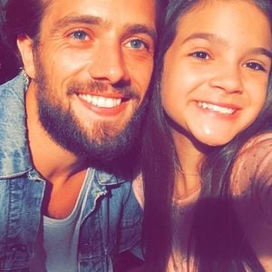 Rafael Cardoso e Mel Maia felizes nos bastidores das cenas finais da novela 'Além do Tempo', em 2016