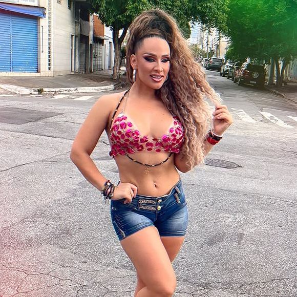 Carnaval 2025: a rainha de bateria da Dragões da Real é Karine Grum