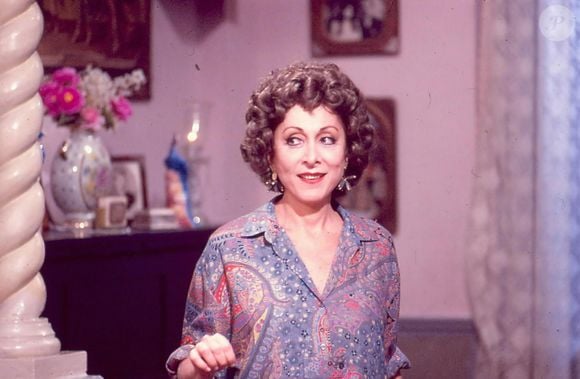 Maria do Carmo (Regina Duarte) perde o terreno para d.Armênia (Aracy Balabanian) na novela 'Rainha da Sucata'