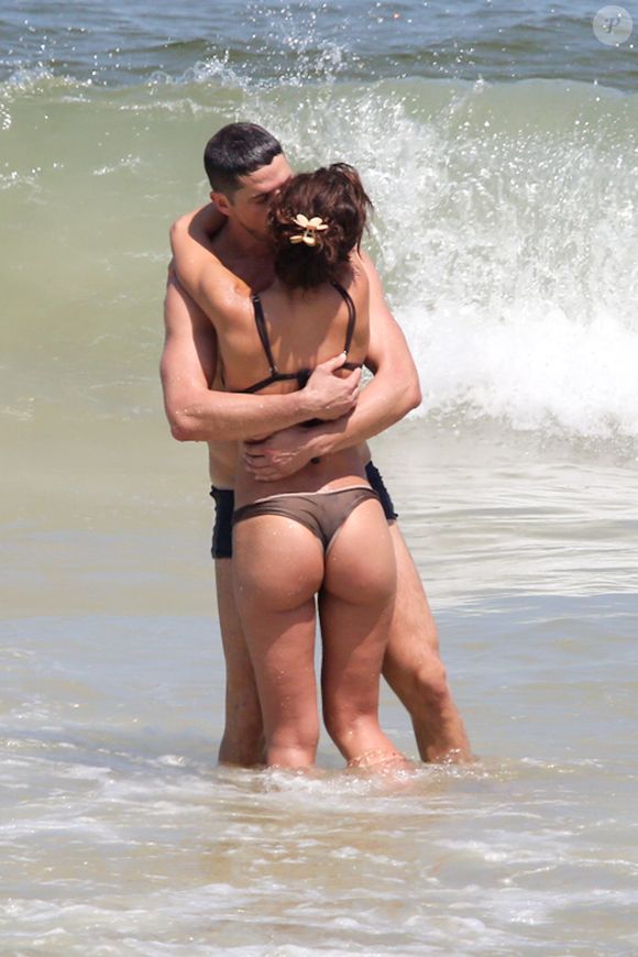 José Loreto e Fernanda Marques: namoro e banho de mar em praia do RJ