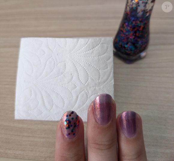 Esmalte com glitter pode ser aplicado em uma única unha ou em várias