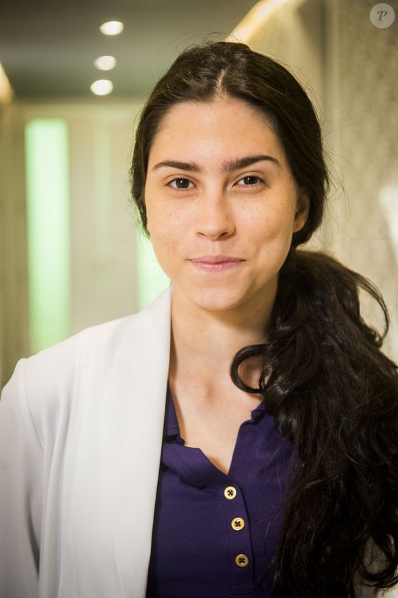 As sardas de tom castanho de Olivia Torres dão charme ao seu rosto