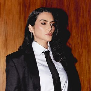 Cleo adota tendência da gravata feminina