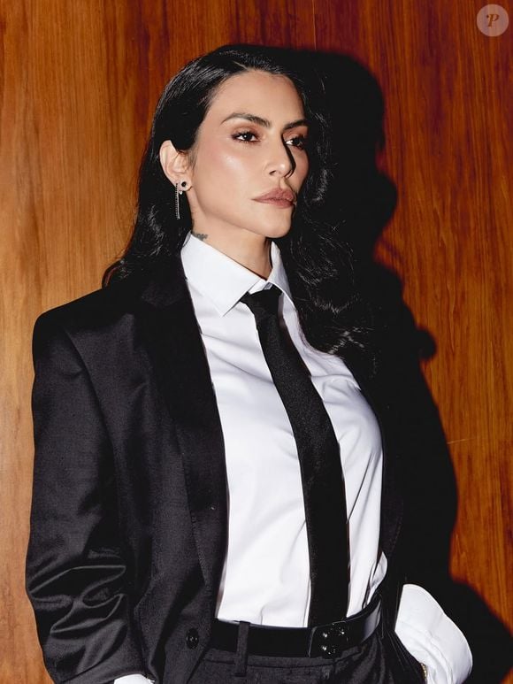 Cleo adota tendência da gravata feminina