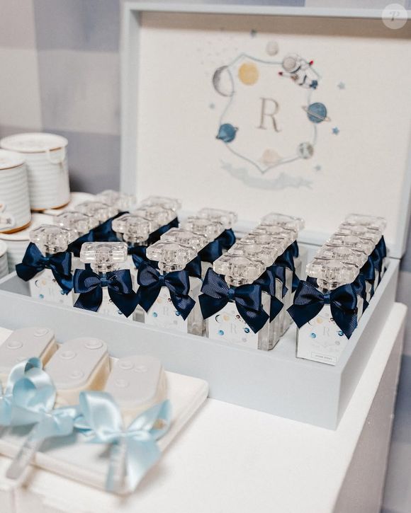 Rás, filho de MC Daniel e Lorena Maria, nasceu: casal mostrou as lembrancinhas a serem dadas por quem for visitar o bebê