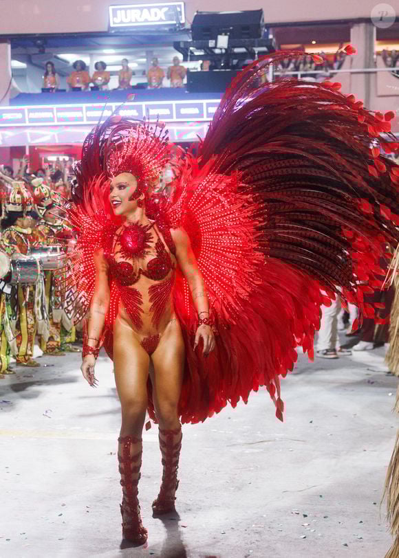 Fantasia de Virgínia Fonseca é tecnológica e acendia com luzes de led