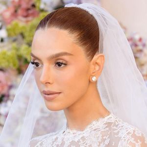 Look de Giovanna Lancellotti ainda contou com uma renda elegante nos braços e colo