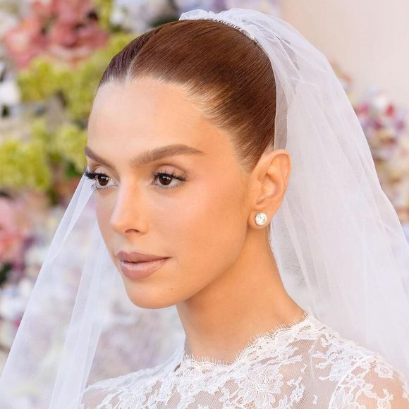 Look de Giovanna Lancellotti ainda contou com uma renda elegante nos braços e colo