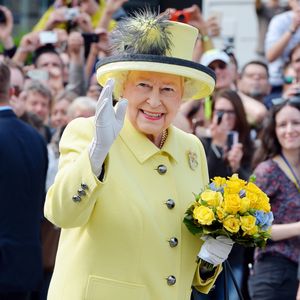 Moda de Rainha Elizabeth: a integrante da realeza costumava usar cores vibrantes em suas roupas para chamar a atenção nas multidões.
