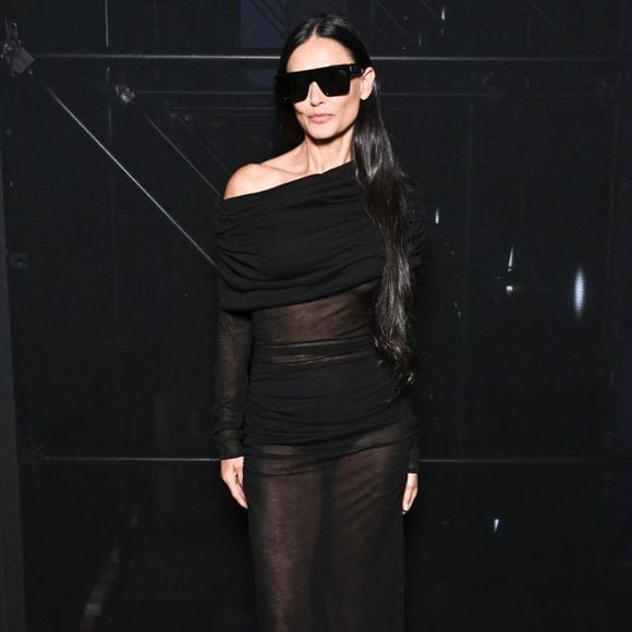 Moore chamou a atenção com este vestido preto da Saint Laurent para o desfile Ready To Wear Primavera 2024.