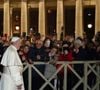 Papa Francisco fez uma aparição na Praça de São Pedro, no Vaticano, no dia 31 de dezembro de 2019. O pontífice cumprimentou fieis e pegou na mão de muitos deles