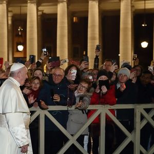 Papa Francisco fez uma aparição na Praça de São Pedro, no Vaticano, no dia 31 de dezembro de 2019. O pontífice cumprimentou fieis e pegou na mão de muitos deles