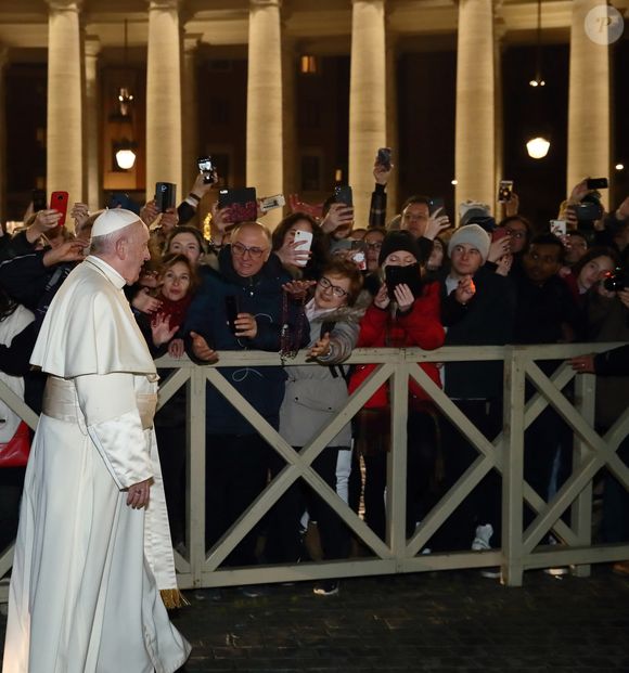 Papa Francisco fez uma aparição na Praça de São Pedro, no Vaticano, no dia 31 de dezembro de 2019. O pontífice cumprimentou fieis e pegou na mão de muitos deles