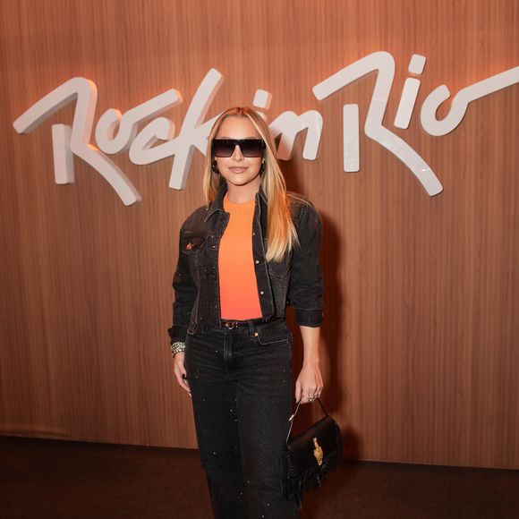 Carla Diaz: a atriz investe em um visual all denim estilizado com jaqueta jeans preta de caimento ajustado e detalhes levemente desgastados sobreposta a uma regata com efeito degradê que vai do amarelo ao laranja intenso. A composição conta ainda com calça jeans preta reta com sutis pontos de brilho, bolsa preta com franja e detalhes dourados, e óculos escuros de lentes grandes
