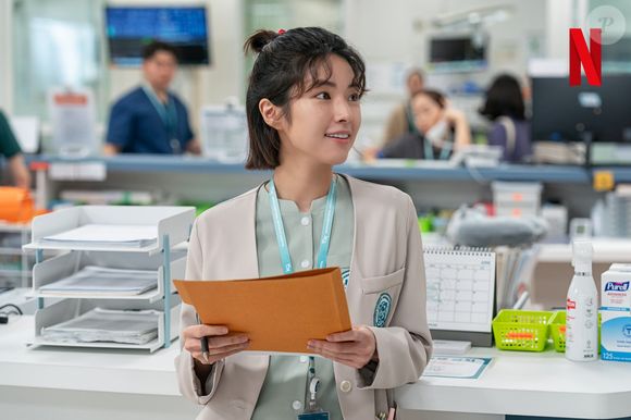 Ha Young interpreta Jang-mi, uma enfermeira responsável pela equipe do centro de trauma