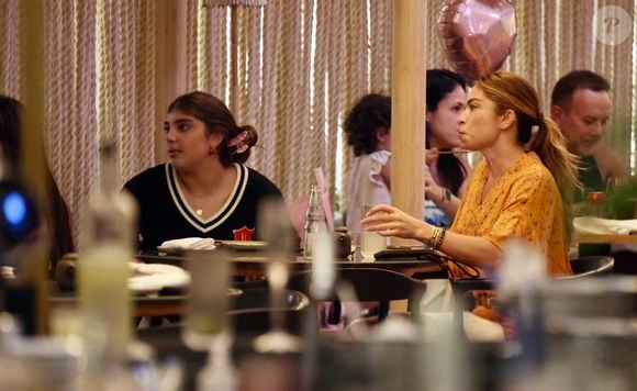 Grazi Massafera e a filha foram vistas em um restaurante do shopping