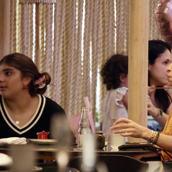 Grazi Massafera e a filha foram vistas em um restaurante do shopping