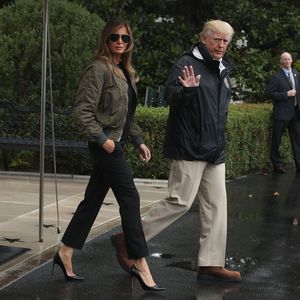 Em 2017, Melania Trump apostou num sapato de salto fino preto, no estilo scarpin, para visitar as áreas destruídas no Texas, em virtude do furacão Harvey. Isso causou um burburinho danado na internet, já que muitos se questionaram se o calçado era, de fato, apropriado para a ocasião