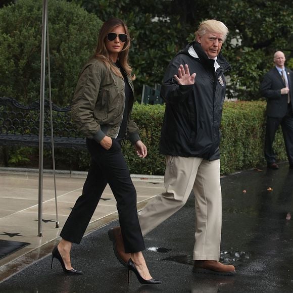 Em 2017, Melania Trump apostou num sapato de salto fino preto, no estilo scarpin, para visitar as áreas destruídas no Texas, em virtude do furacão Harvey. Isso causou um burburinho danado na internet, já que muitos se questionaram se o calçado era, de fato, apropriado para a ocasião