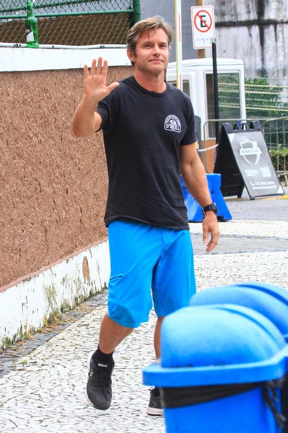 Segundo turno das eleições 2026: Claudio Heinrich vota de preto e azul