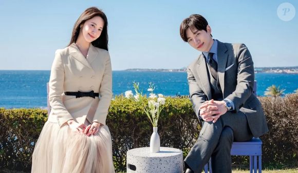 Em 'Sorriso Real', da Netflix, o Goo Won detesta sorrisos, enquanto Cheon Sa-rang é uma moça super simpática, que adora sorrir