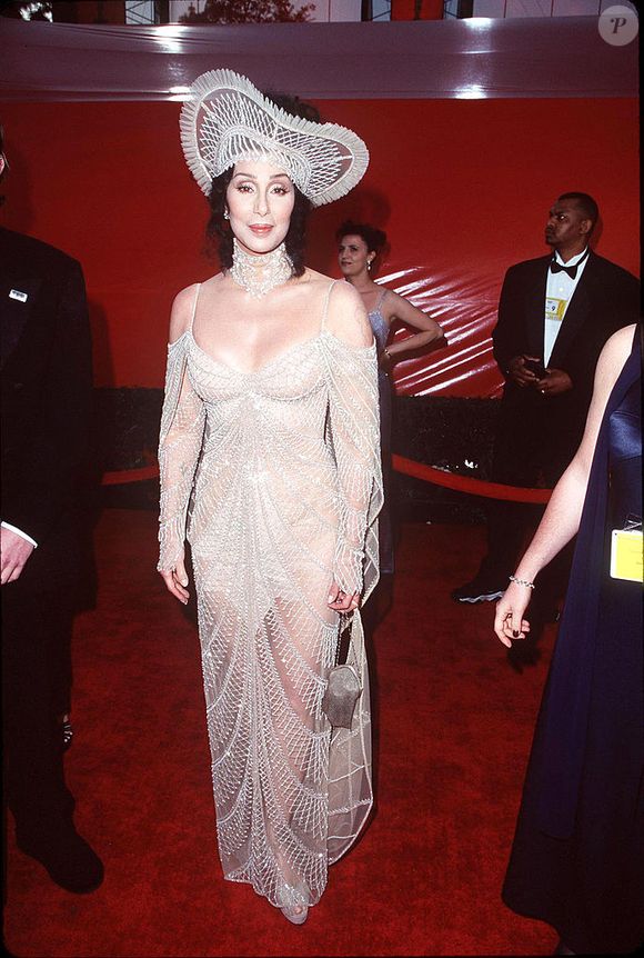 Cher usou um vestido dourado com adereço de cabeça combinando no Oscar de 1998