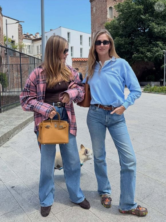 Os looks de Chiara Ferragni mostram que usar um ponto azul, como o Vans Old Skool LX Gum Crystal Blue, pode ser uma forma de combinar o tênis tanto com tons pastel quanto com peças neutras e jaquetas mais escuras