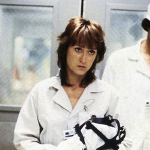 Baseado em fatos reais, o filme Silkwood – O Retrato de uma Coragem acompanha a luta de uma trabalhadora que denuncia falhas de segurança em uma usina nuclear.