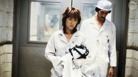 Baseado em fatos reais, o filme Silkwood – O Retrato de uma Coragem acompanha a luta de uma trabalhadora que denuncia falhas de segurança em uma usina nuclear.