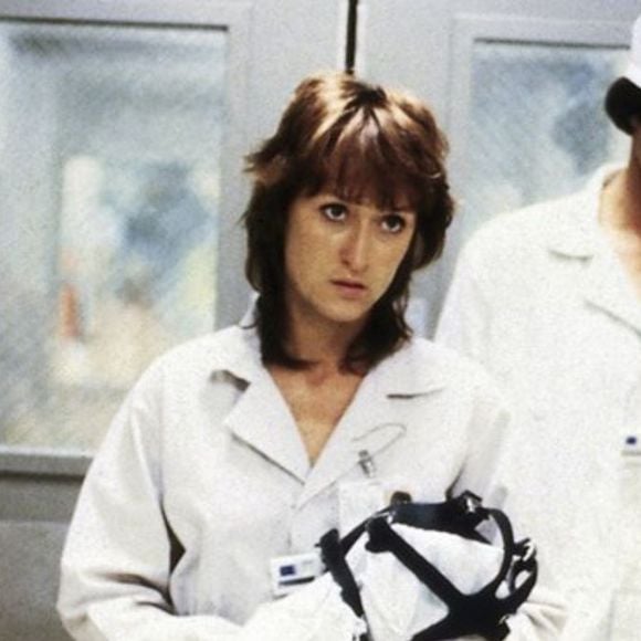 Baseado em fatos reais, o filme Silkwood – O Retrato de uma Coragem acompanha a luta de uma trabalhadora que denuncia falhas de segurança em uma usina nuclear.