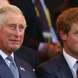 Em meio ao tratamento contra câncer, rei Charles III recebe atualização pública do filho, príncipe Harry