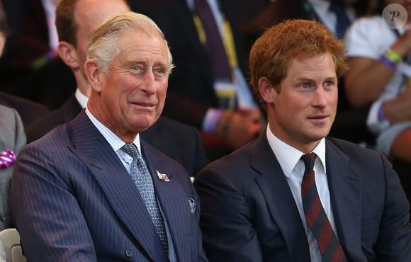 Em meio ao tratamento contra câncer, rei Charles III recebe atualização pública do filho, príncipe Harry