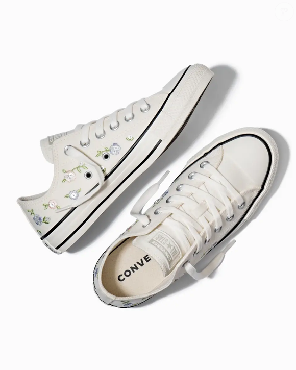 Depois do casamento, o All Star floral com lantejoulas também pode ser incorporado a produções de festa com inspiração boho chic, criando contraste entre vestidos fluidos e a personalidade descontraída do sneaker