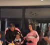 Neymar e Bruna Biancardi dispensaram o festão e apostaram em apenas um bolo simples em família