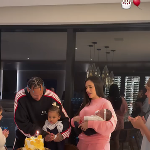 Neymar e Bruna Biancardi dispensaram o festão e apostaram em apenas um bolo simples em família