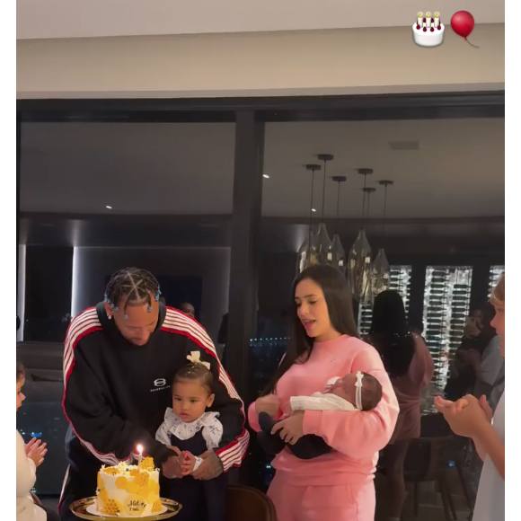 Neymar e Bruna Biancardi dispensaram o festão e apostaram em apenas um bolo simples em família