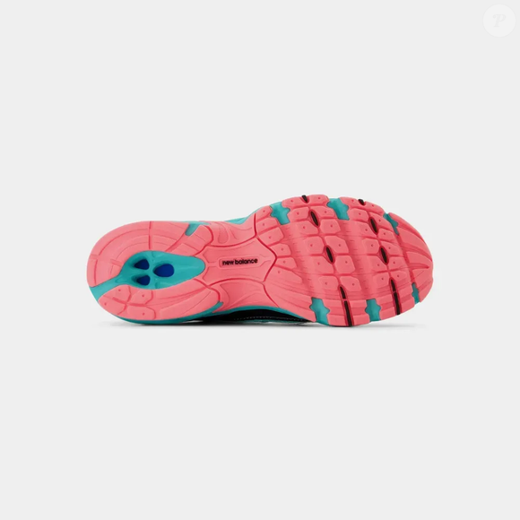 Tendência em 2026, o New Balance 740 "Cyber Jade" combina conforto com visual impactante e surge como aliado perfeito para quem aposta no color blocking