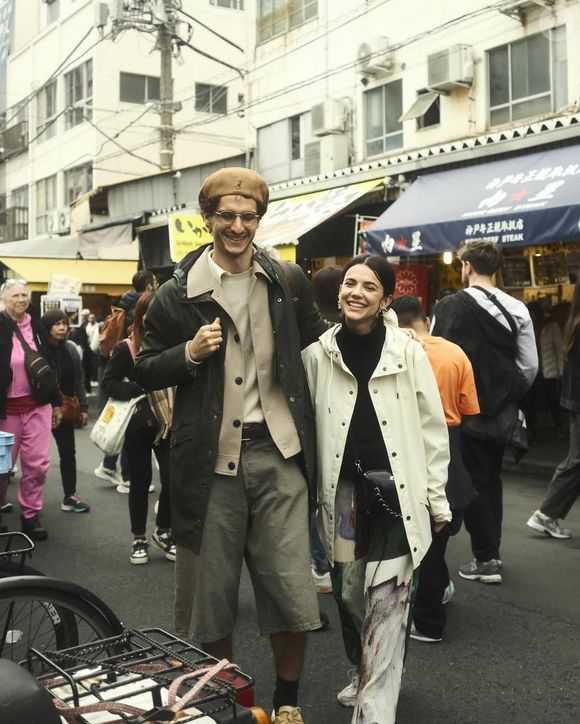 Manu Gavassi e Jullio Reis estão juntos desde 2021; o casal ficou noivo durante uma viagem ao Japão em 2024