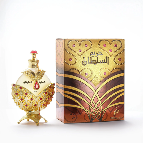 Por fim, a base reúne Almíscar, Sândalo e Patchouli, ingredientes conhecidos por proporcionar profundidade, elegância e longa duração ao perfume. Não é difícil entender por que o frasco chamou tanta atenção na novela