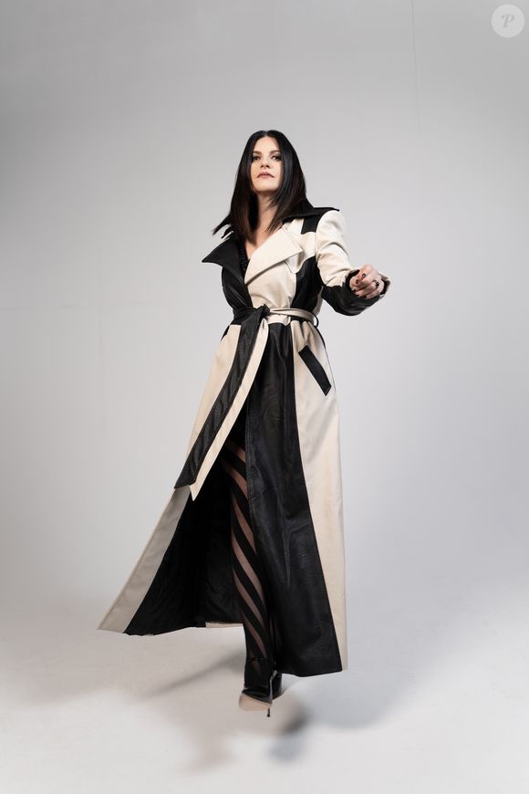 Laura Pausini teria gravado a música e feito alterações na letra