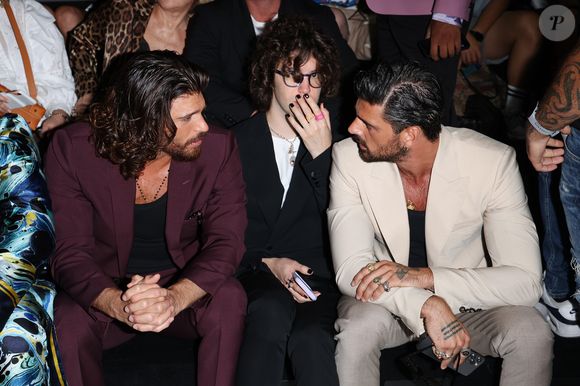 Lucas Jagger aparece espremido entre os atores, que conversam e ignoram o rapaz