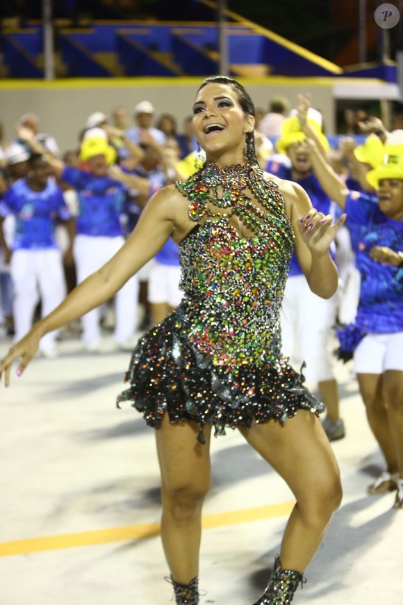 Shayene Cesário é musa da Portela nos desfiles das escolas de samba do Rio de Janeiro